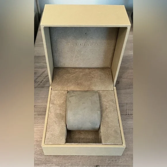 Burberry Watch Women’s or Men’s - Picture 8 of 9